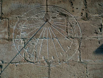 Relógio de sol, detalhe da Igreja de Santa Maria la Major, Montblanc, Catalunha. Pormenor. Espanha