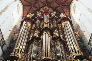 O órgão na igreja de St-Bavokerk ou Grote Kerk, construído por Christian Muller (1690-1763), Haarlem, Holanda