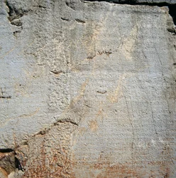 Muro com inscrições perto do Templo de Apolo, Delfos (Lista do Património Mundial da Unesco