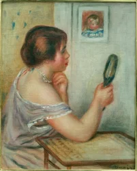Marie Dupuis segurando um espelho com um retrato de Coco