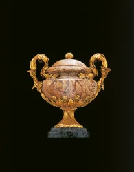 Um de um par de vasos egípcios de Luís XIV, 1770-75