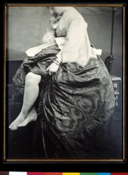 Condessa Verasis de Castiglione nee Virginia Oldoini, sentada sobre uma mesa. A Condessa levanta o vestido para desnudar as pernas e os pés. Teste do brometo de gelatina de prata por Louis Pierson (1822-1913) 1863 Paris, Musee d