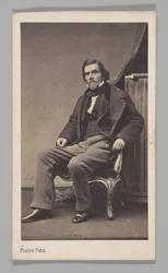 [Retrato de estúdio: Eugène Delacroix sentado numa cadeira]