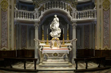 A Imaculada Conceição, Santa Maria Imaculada colocada sobre o altar da capela cenográfica 1669-70 (mármore)