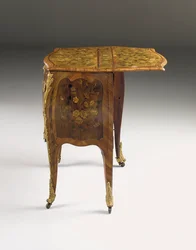 Cômoda Louis XV, c.1765-70 (tulipwood montado em ormolu, sicômoro, amaranto e marchetaria) (ver também 463003, 463004 e 465391)
