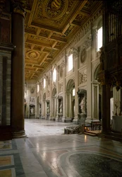 Vista da nave central da Basílica de São João (San Giovanni in Laterano). O teto é provavelmente realizado pelo Pirro Ligório (1510-1583).