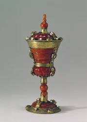 Taça de âmbar (âmbar, prata dourada e pérola)
