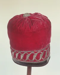 Tampão da igreja ortodoxa supostamente usado por Napoleão (1769-1821) durante a travessia do rio Berezyna em 1812 (veludo com fio de couro e prata)