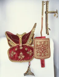 Sela de desfile (têxtil, prata e pedras preciosas)