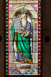 Génova, Duomo (Catedral de São Lourenço), a Capela de São João Baptista: vitrais de Pompeo Bertini