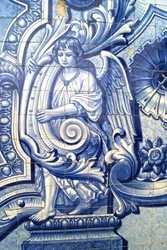 Painel decorativo retratando um anjo, Lamego, Portugal. 1738 (azulejos cerâmicos)