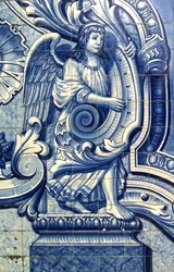 Painel decorativo retratando um anjo, Lamego, Portugal. 1738 (azulejos cerâmicos)