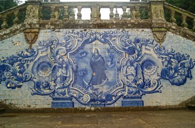 Painel decorativo mostrando a Virgem Maria esmagando a serpente, Lamego, Portugal. 1738