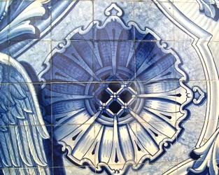 Detalhe de um painel decorativo que retrata a Anunciação, Lamego, Portugal. 1738 (azulejos cerâmicos)