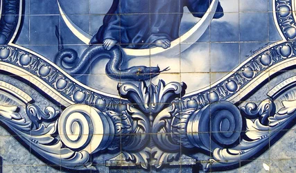 Detalhe de um painel decorativo mostrando a Virgem Maria esmagando a Serpente, Lamego, Portugal. 1738 (azulejos cerâmicos)
