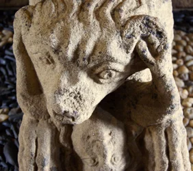 Leão comendo um homem, base de sarcófago de D. Afonso Pires, antigo Bispo do Porto, Lamego, Portugal c.1372 (pedra)