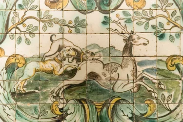 Telhas de majólica representando cães perseguindo um cervo da sala de caça no Palácio da Praia, Belém, c.1680 (cerâmica)