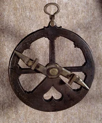Instrumento de medição: astrolábio náutico português do século XVI. Universidade de Oxford