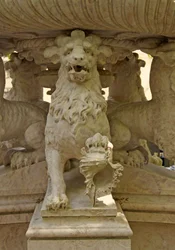 Leão mítico de corno Atlantes na base de uma fonte, Quinta da Regalia;Sintra;Portugal c.1915 (pedra)