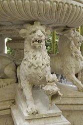 Leão mítico de corno Atlantes na base de uma fonte, Quinta da Regalia;Sintra;Portugal c.1915 (pedra)