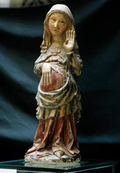 Arte portuguesa: representação da Virgem grávida com uma mão sobre o ventre. Escultura em pedra policromada