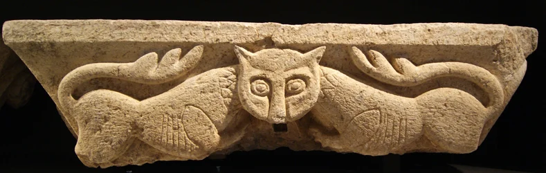 Capital Zoomórfico de uma das colunas originais. (granito)