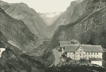 O vale e o hotel, Stalheim, Noruega, 1895.