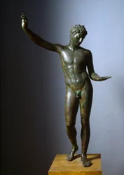 Arte grega: «O jovem de Maratona» (efebo), estátua de Hermes adolescente ou jovem atleta - Escultura em bronze de Praxíteles (século IV a.C.), 330 a.C. Dimensões: 130 cm - Atenas, Museu Arqueológico Nacional - O jovem de Maratona ou efebo de Maratona
