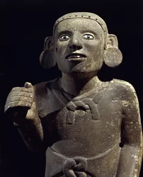 Civilização pré-colombiana: escultura de um padre asteca