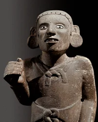 Civilização pré-colombiana: escultura de um padre asteca
