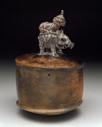 Tigela com tampa com um homem montando um caititu, 250-550 (cerâmica)