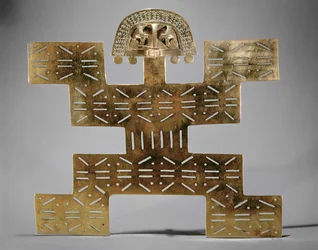 Peitoral de tumbaga fundida, de Huaca del Dragon, Caldas, Colômbia, estilo Tolima