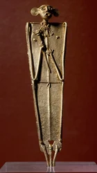 Arte pré-colombiana, civilização muisca: estatueta da mulher (Tunjo) em ouro. Século 15-17. Bogotá, Museo de Oro, Colômbia.