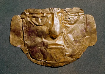 Civilização pré-colombiana (Peru): máscara de ouro datada do período que precede a conquete espanhola. Século XV Madrid, Museo de América