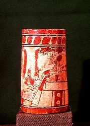 Vaso cilíndrico, Maia, séc. VII-8 (pedra policromada)