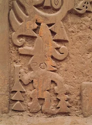 Detalhe dos relevos no Templo Huaca el Dragon (pedra)