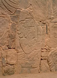Figura de um guerreiro usando um capacete e segurando um taco (pedra)