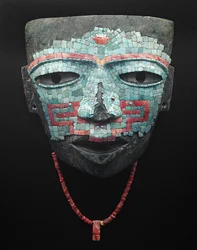 Máscara funerária coberta por mosaico turquesa e concha vermelha. Artefacto de Teotihuacan, Cidade do México. Civilização Teotihuacan - Arte pré-colombiana: máscara funerária de pedras turquesas e rosas datada da civilização de Teotihuacan III (300-650 d.C