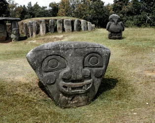 Escultura megalítica de cabeça triangular