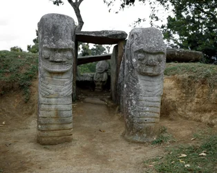 Escultura megalítica de caryatids zoomórficos