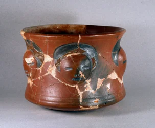 Arte pré-colombiana, cultura Kotosh: recipiente de terracota com rostos humanos. Dim. 16,2 cm 1000 BC-800 AD. Lima, Museu Nacional de Antropologia e Arqueologia, Peru