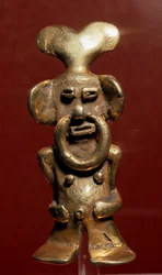 Arte pré-colombiana, civilização Quimbaya (Colômbia): estatueta antropomórfica de ouro representando um homem com um anel no nariz. 400-1400 AD. Bogotá, Museo de Oro, Colômbia