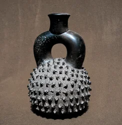 Arte pré-colombiana, civilização Cupisnique: vaso em forma de escaravelho e romã. 300 a.C.-100 d.C. Lima, Museu Nacional de Antropologia e Arqueologia, Peru