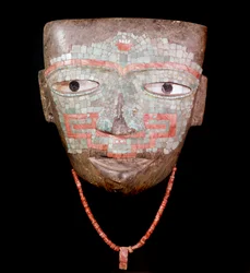 Arte pré-colombiana: máscara funerária datada da civilização de Teotihuacan III (300-650 d.C.) México. Cidade do México. Museu Nacional de Antropologia.