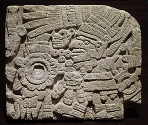 Arte pré-colombiana, civilização mixteca: peitoral esculpido representando uma figura ricamente vestida - proveniente de Oaxaca, México. Museu Nacional de Antropologia, Cidade do México, México