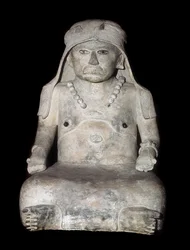 Arte pré-colombiana: mulher velha com uma capa de cabeça. Escultura de Veracruz (México)