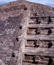 Civilização pré-colombiana: vista do local de Teotihuacan (300 AC-600 AD): o Templo de Quetzalcoatl ou Templo da Cobra Pluma. México
