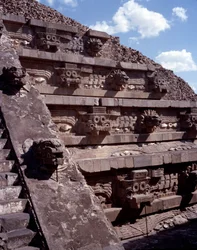 Civilização pré-colombiana: vista do local de Teotihuacan (300 AC-600 AD): o Templo de Quetzalcoatl ou Templo da Cobra Pluma. México