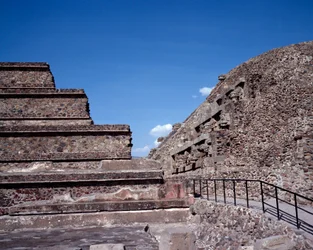 Civilização pré-colombiana: vista do local de Teotihuacan (300 AC-600 AD): o Templo de Quetzalcoatl ou Templo da Cobra Pluma. México