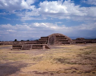 Civilização pré-colombiana: vista do local de Teotihuacan (300 AC-600 AD): o templo (ou pirâmide) do sol. México